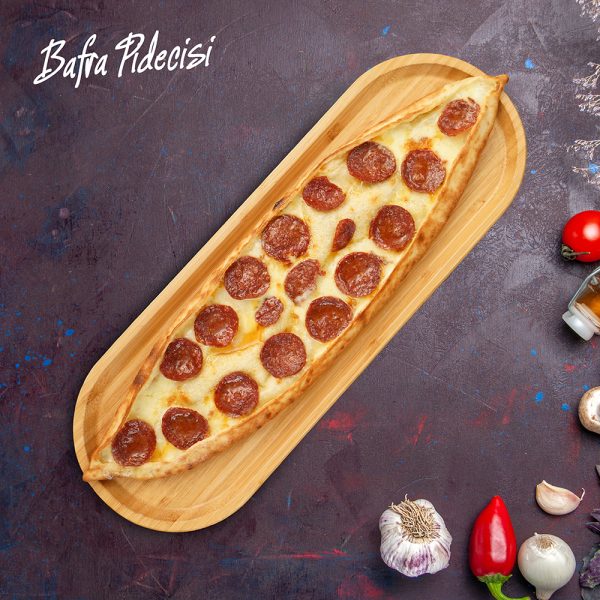 Sucuk kaşarlı pide